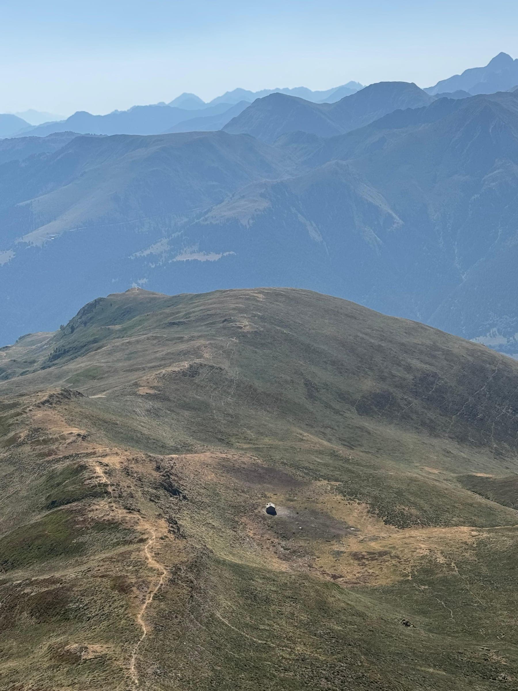 Panorámica de crestas y cumbres del Val d'Aran perdiéndose en la bruma